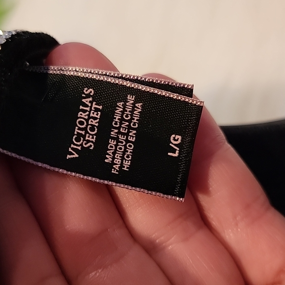 NWT Victoria's Secret Bling Velety Flip Flops Large & "V" Monogramed bag! - Picture 6 of 8